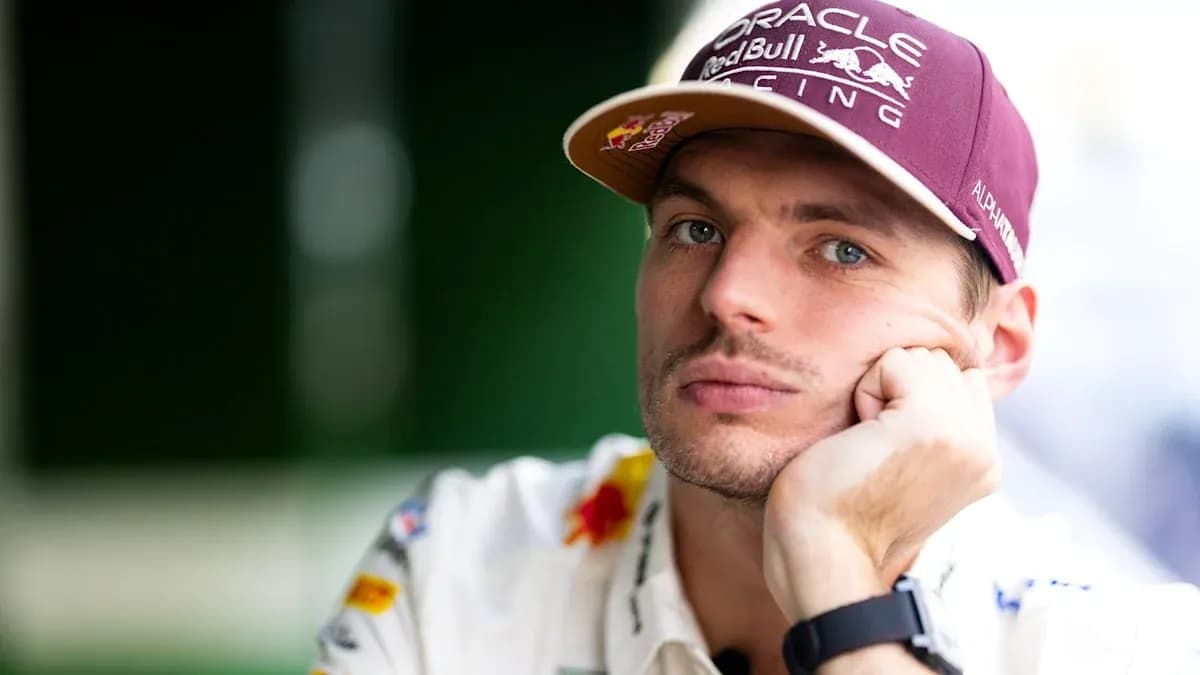 Pilote de Formule 1 avec casquette Red Bull Pilote de Formule 1 avec casquette Red Bull