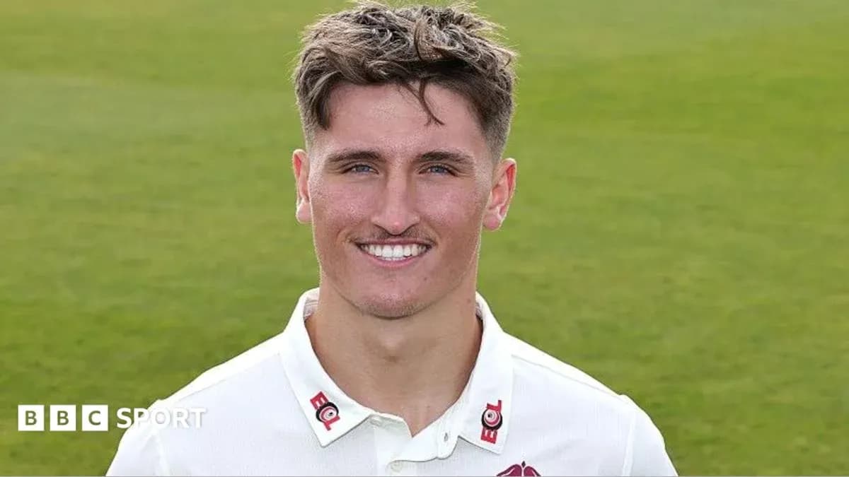 Joueur de cricket souriant sur le terrain Joueur de cricket souriant sur le terrain