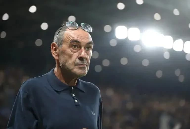 Entraîneur observant le match depuis le bord du terrain Entraîneur observant le match depuis le bord du terrain