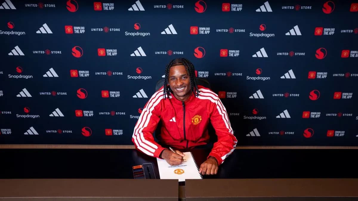 Joueur signant un contrat avec Manchester United Joueur signant un contrat avec Manchester United