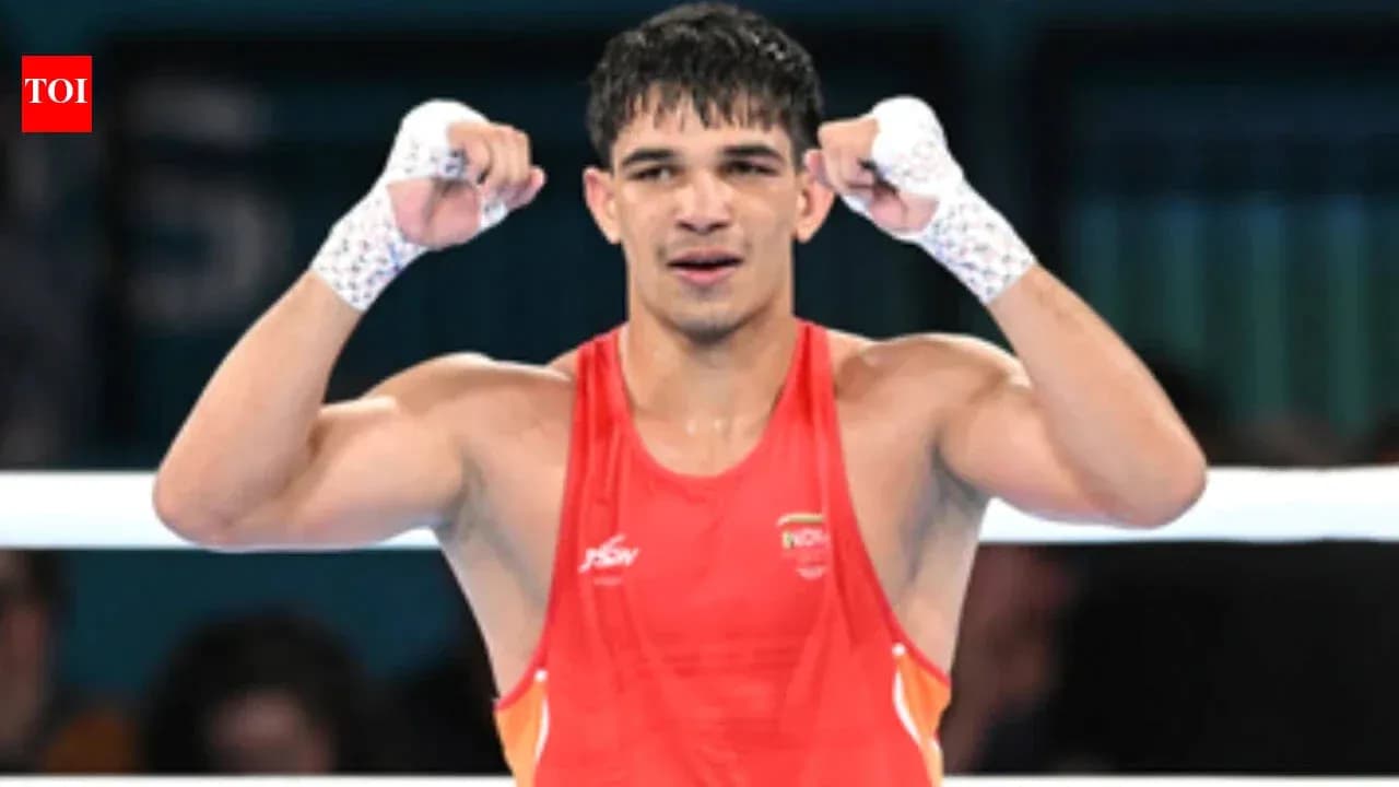 Boxeur levant les bras après une victoire sur le ring Boxeur levant les bras après une victoire sur le ring