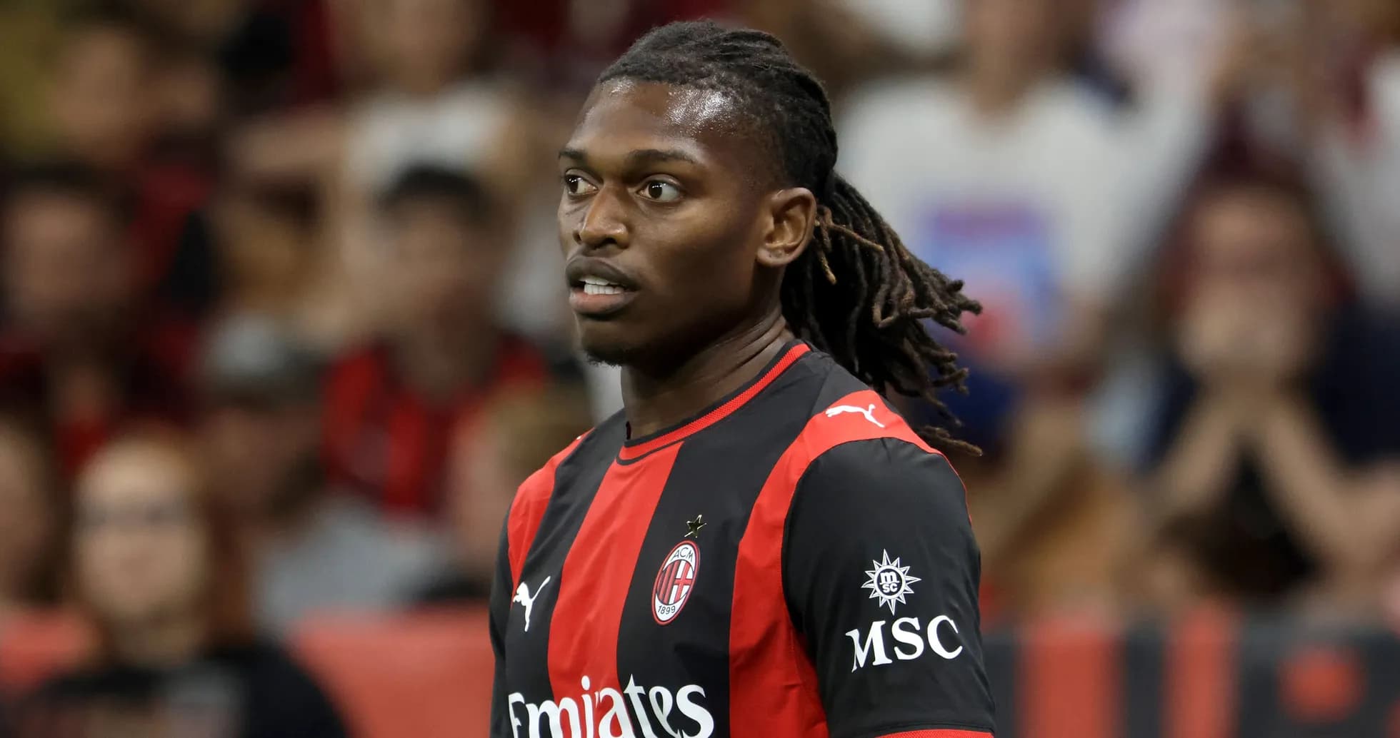 Joueur de l'AC Milan sur le terrain de jeu Joueur de l'AC Milan sur le terrain de jeu