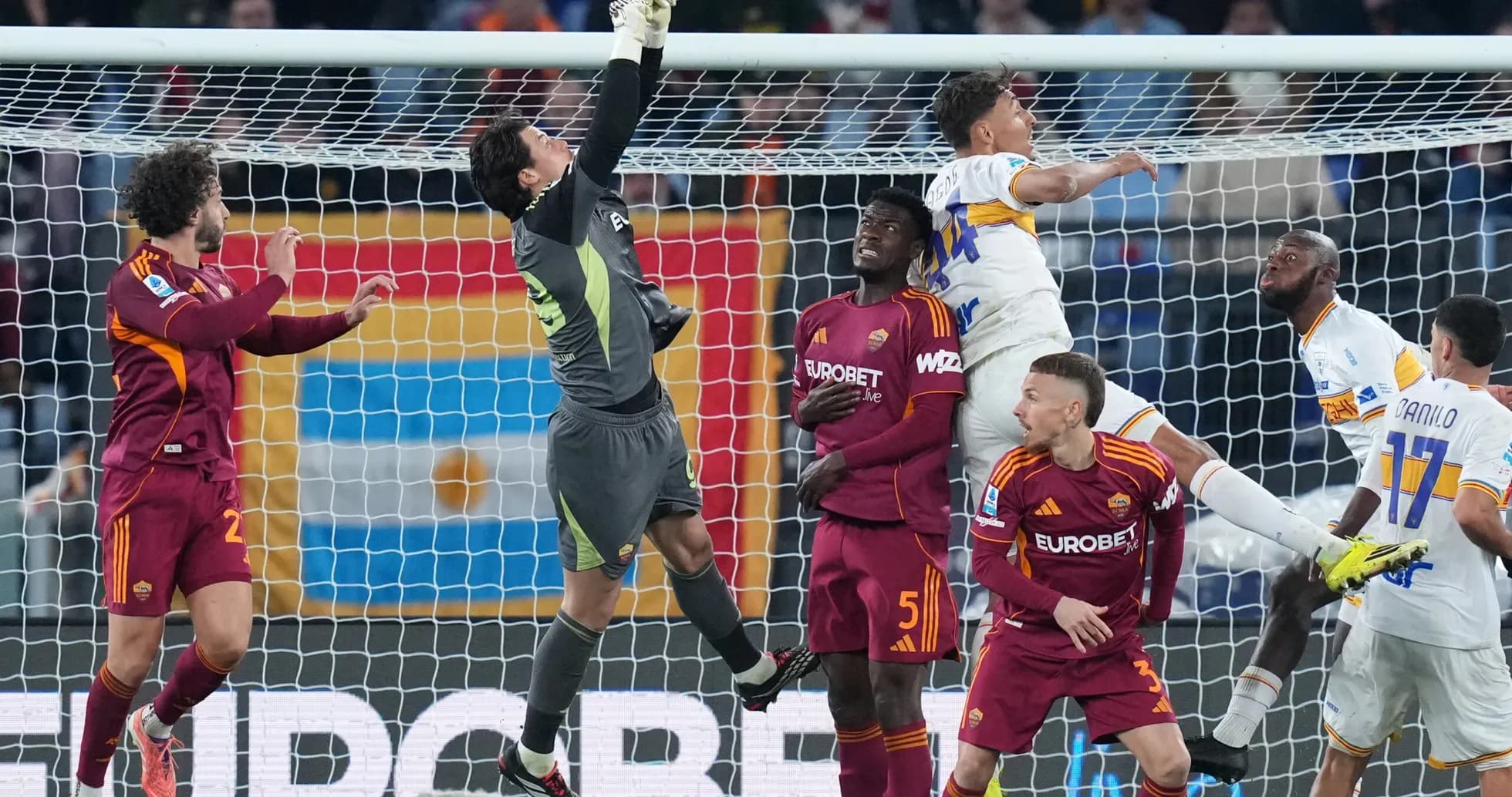Un gardien attrape le ballon pendant le match Un gardien attrape le ballon pendant le match