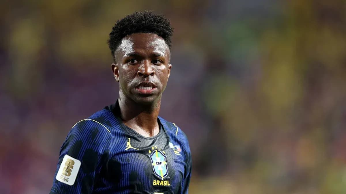 Joueur de football en maillot du Brésil sur le terrain Joueur de football en maillot du Brésil sur le terrain