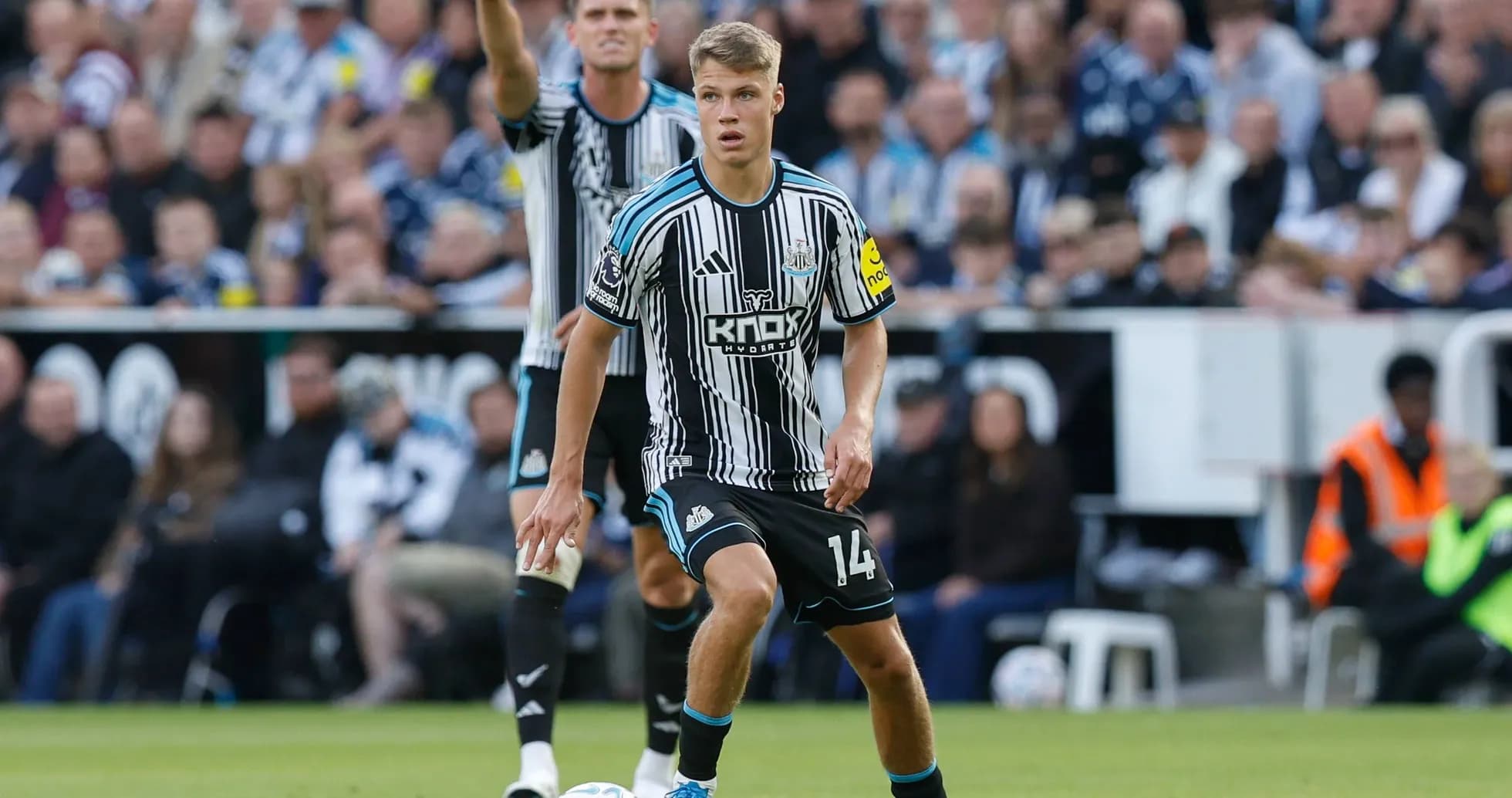 Joueur de Newcastle United en action sur le terrain Joueur de Newcastle United en action sur le terrain