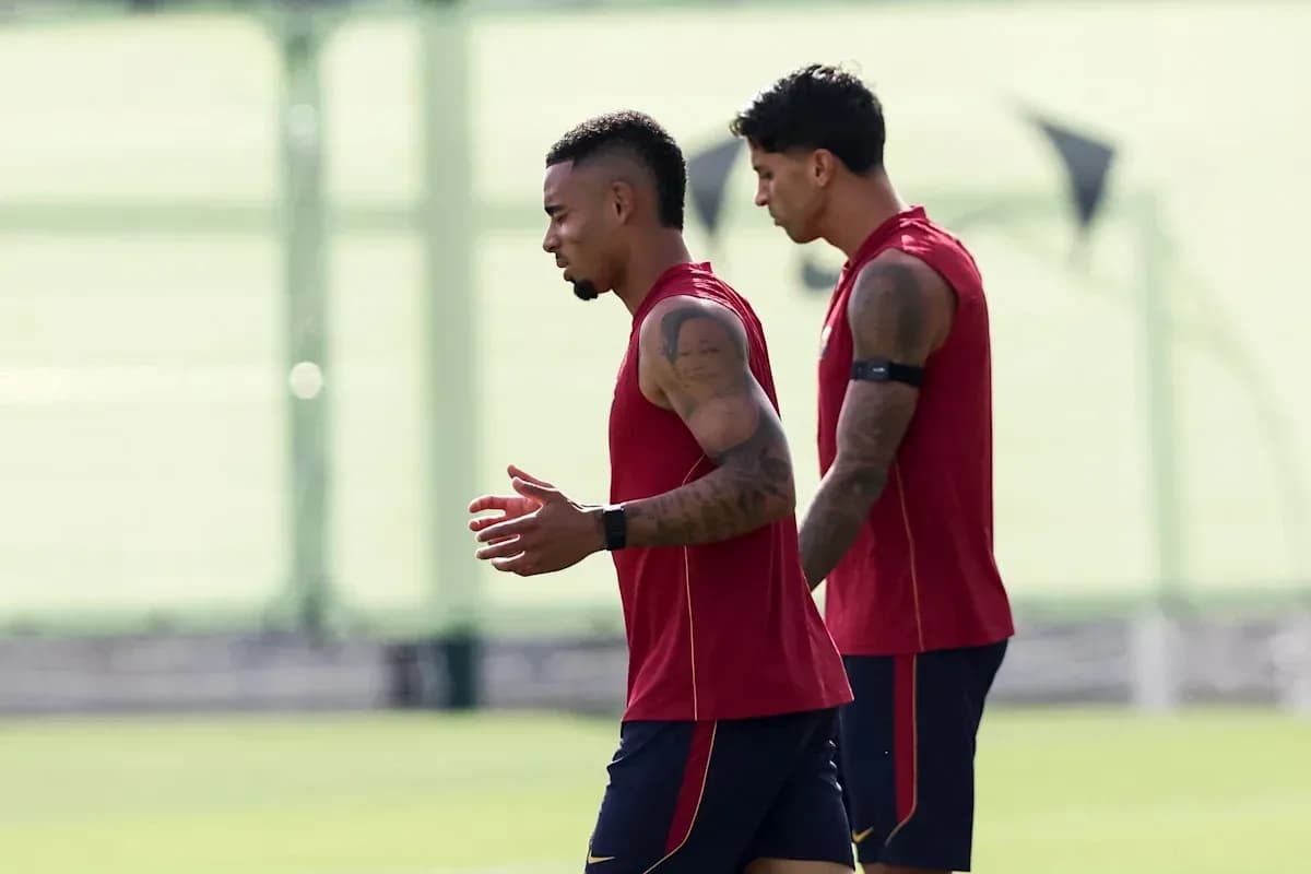 Joueurs s'entraînant sur le terrain de football Joueurs s'entraînant sur le terrain de football