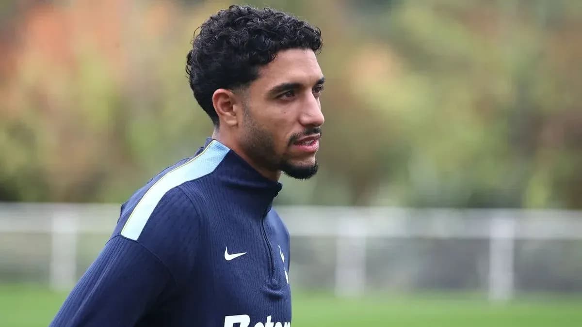 Joueur en entraînement sur le terrain de football Joueur en entraînement sur le terrain de football