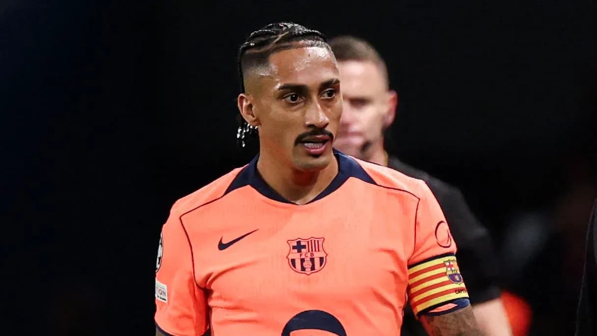 Joueur de Barcelone en maillot orange sur le terrain Joueur de Barcelone en maillot orange sur le terrain