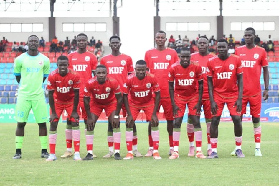 Équipe de football KDF posant sur le terrain Équipe de football KDF posant sur le terrain