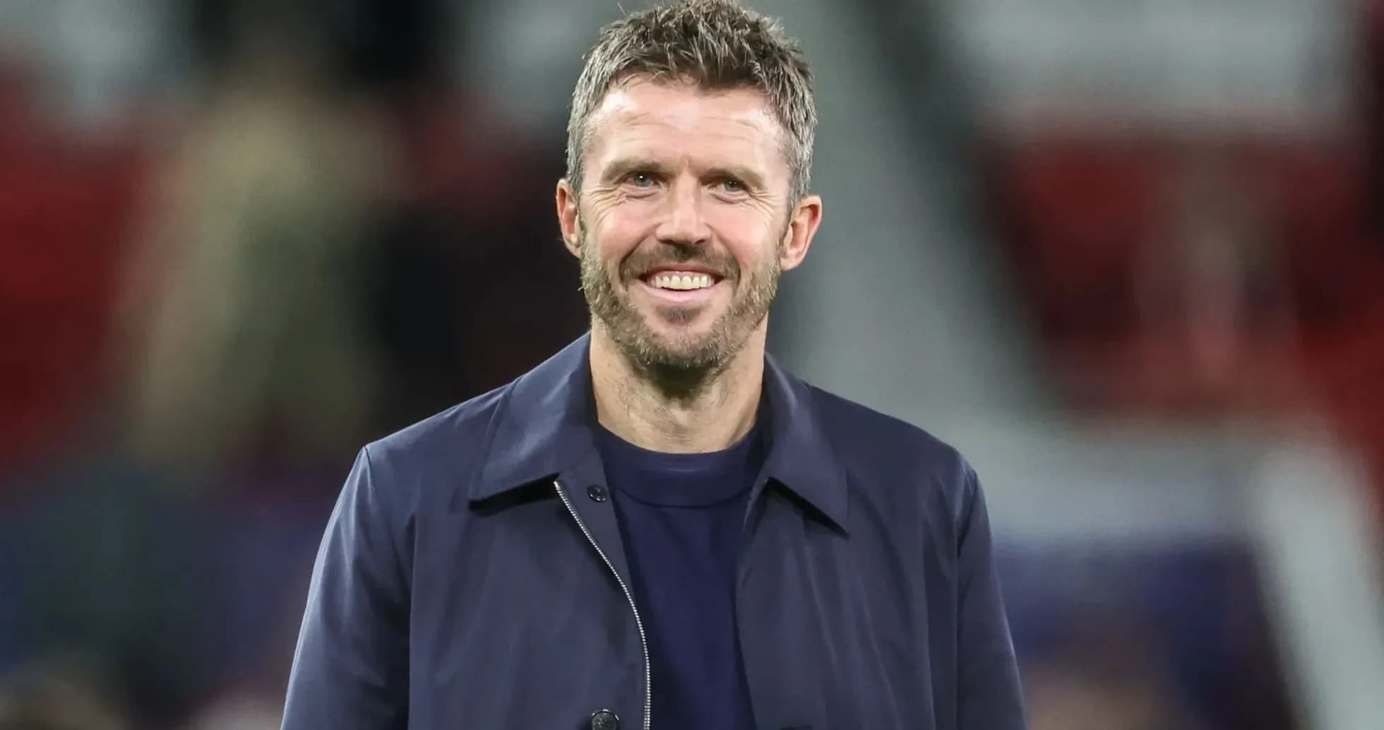 Entraîneur souriant sur le terrain de football Entraîneur souriant sur le terrain de football