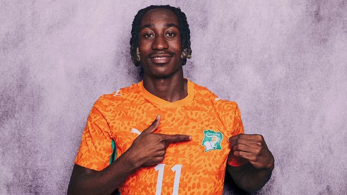 Joueur portant le maillot de la Côte d'Ivoire Joueur portant le maillot de la Côte d'Ivoire
