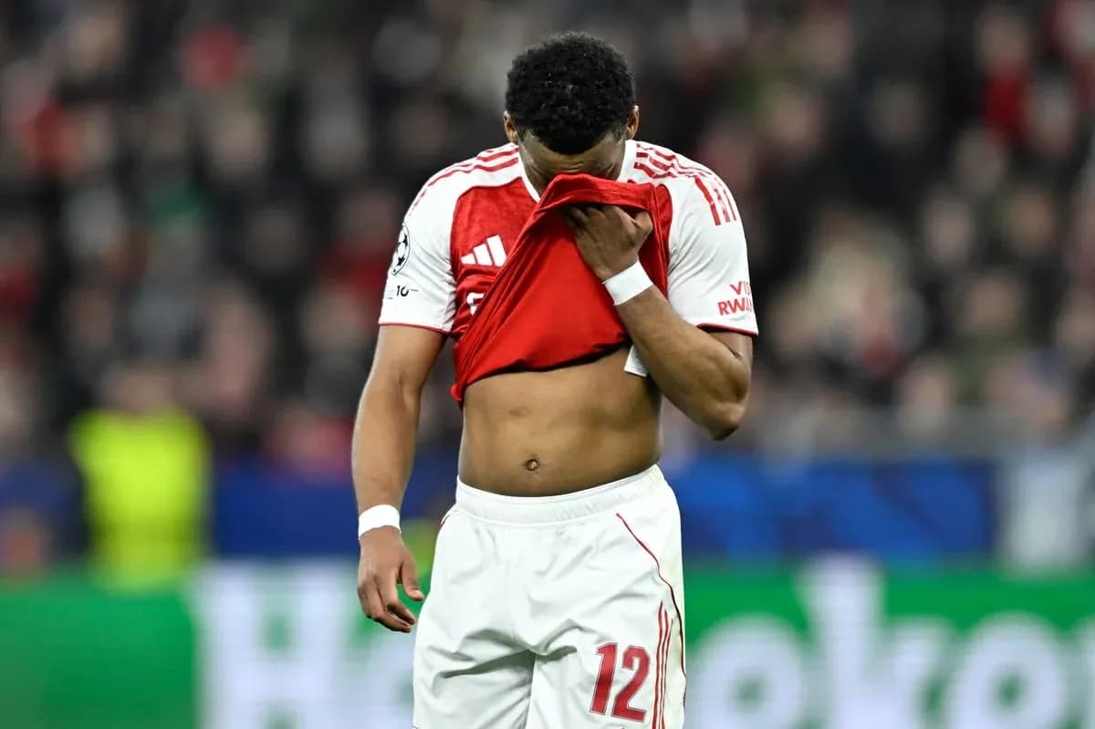 Joueur déçu tenant son maillot après un match Joueur déçu tenant son maillot après un match