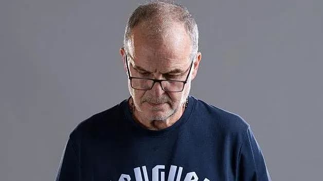 Homme âgé avec lunettes regardant vers le bas Homme âgé avec lunettes regardant vers le bas
