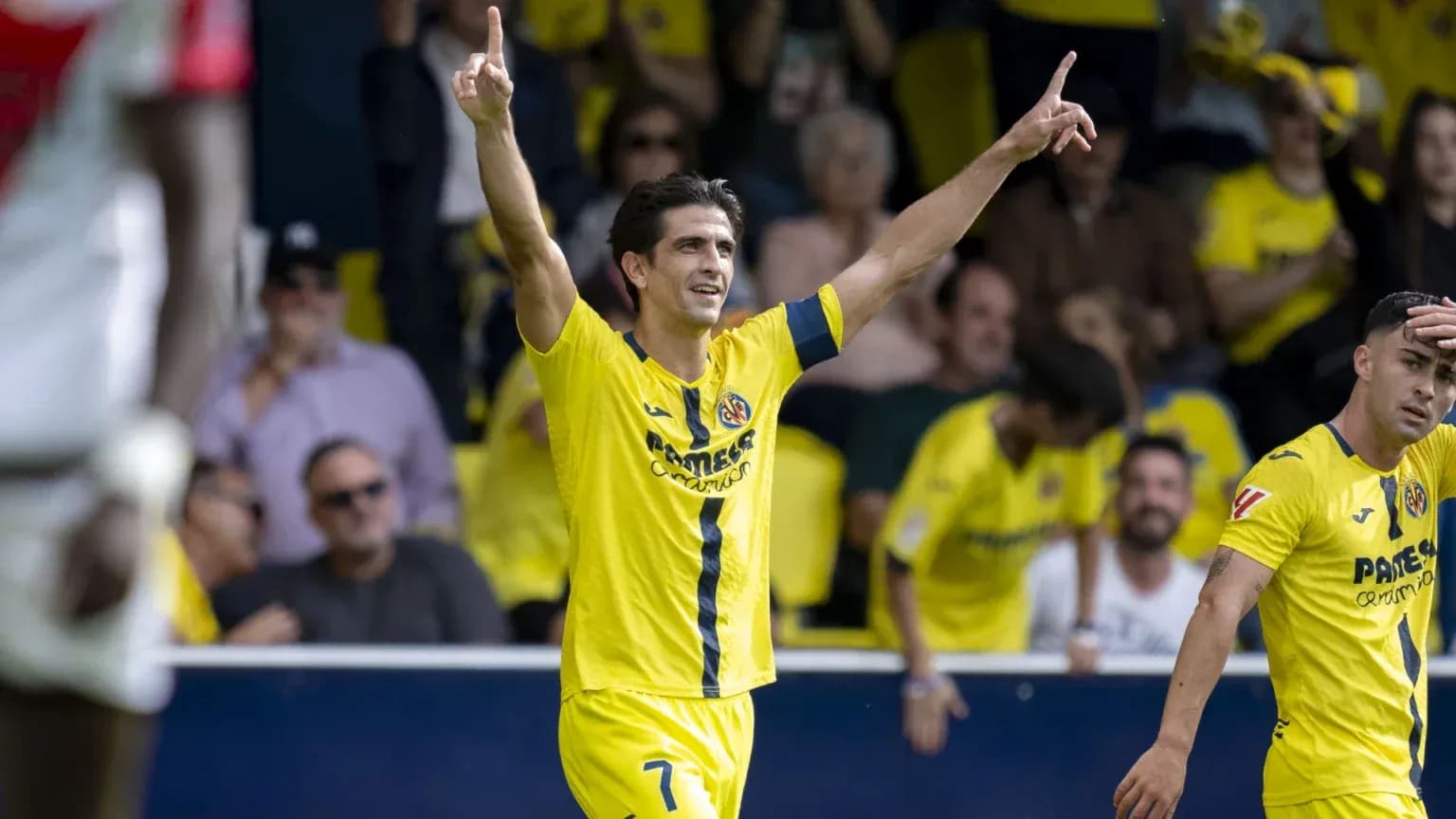 Joueur de Villarreal célèbre un but Joueur de Villarreal célèbre un but