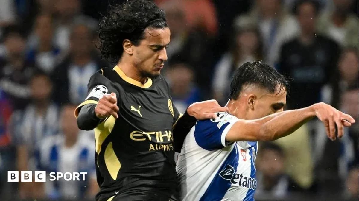 Joueur de Manchester City en duel avec joueur de Porto Joueur de Manchester City en duel avec joueur de Porto
