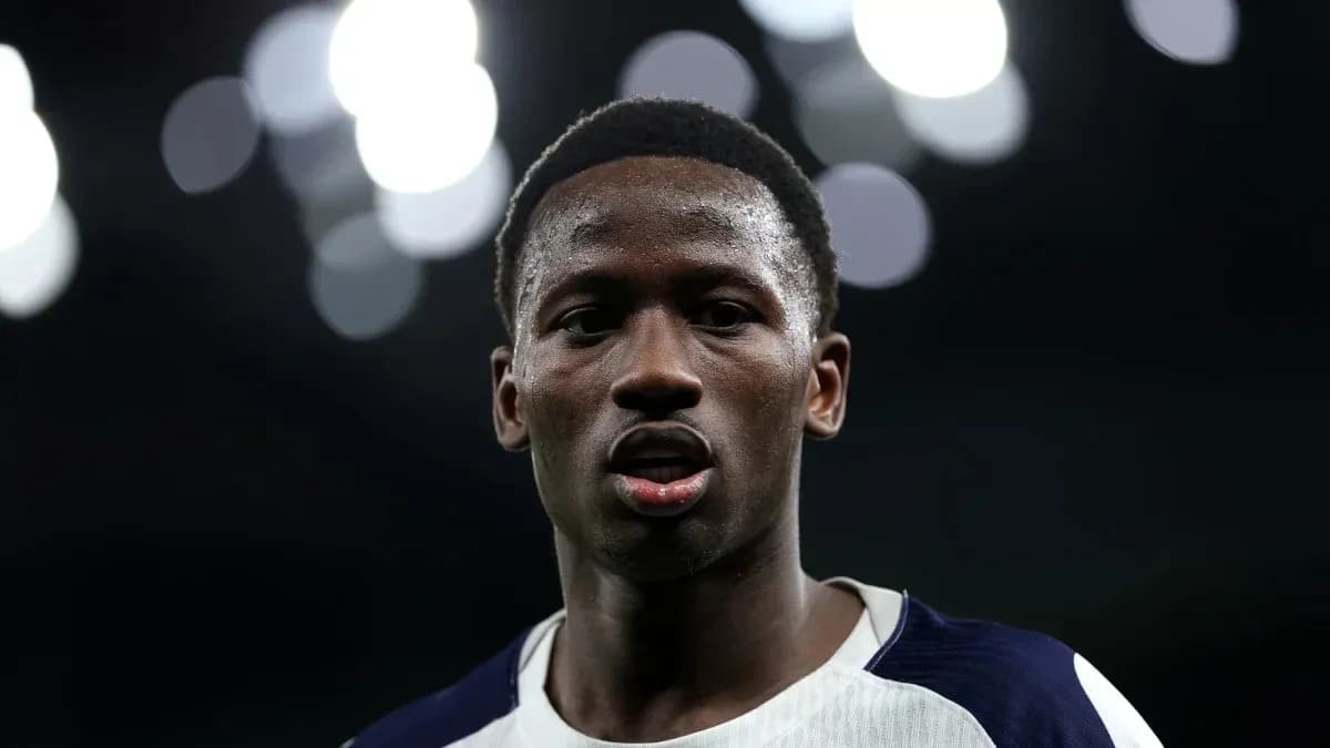 Joueur en maillot de football sur le terrain Joueur en maillot de football sur le terrain