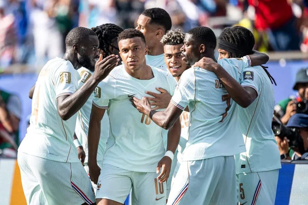 Joueurs français célébrant un but ensemble Joueurs français célébrant un but ensemble