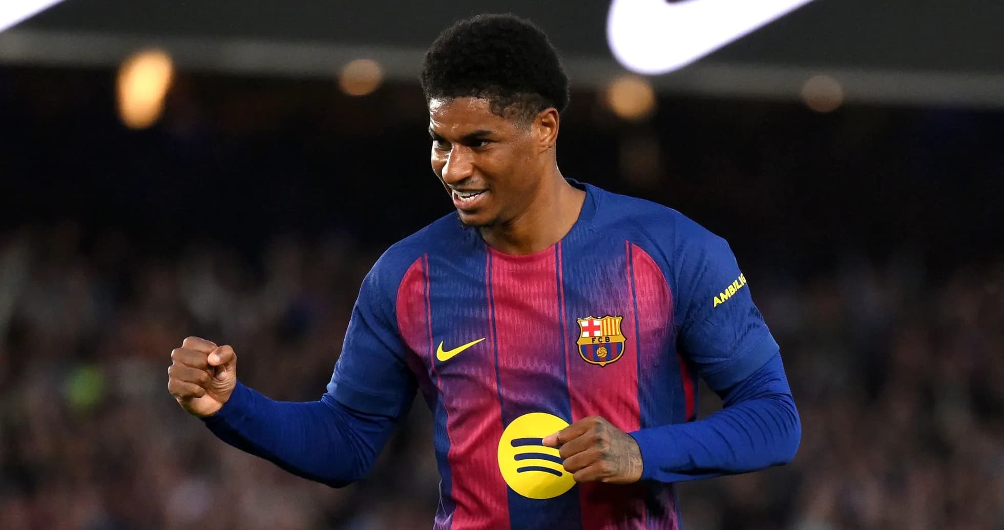 Joueur de Barcelone célébrant un but sur le terrain Joueur de Barcelone célébrant un but sur le terrain