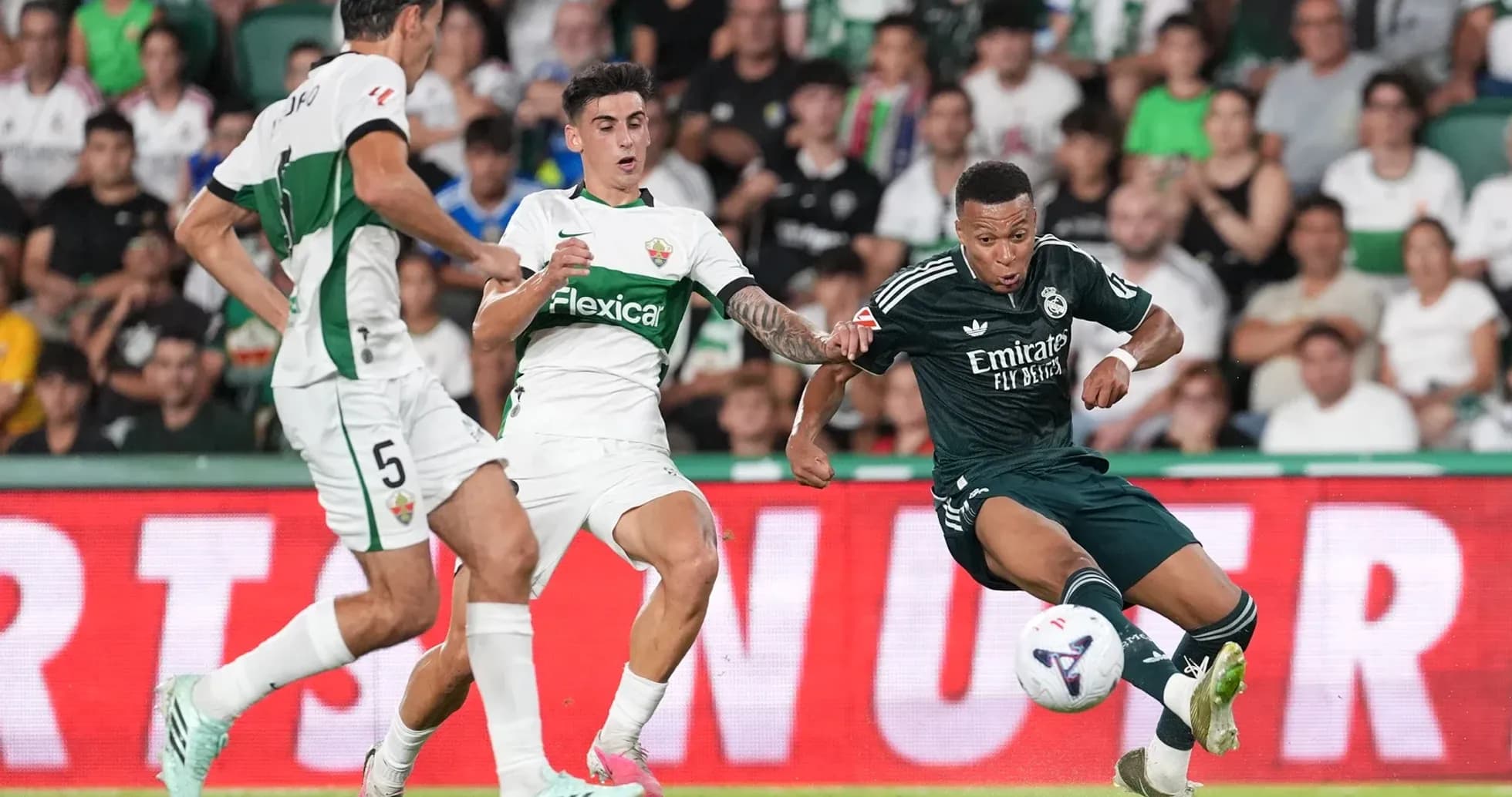 Action de match entre Elche et Real Madrid Action de match entre Elche et Real Madrid