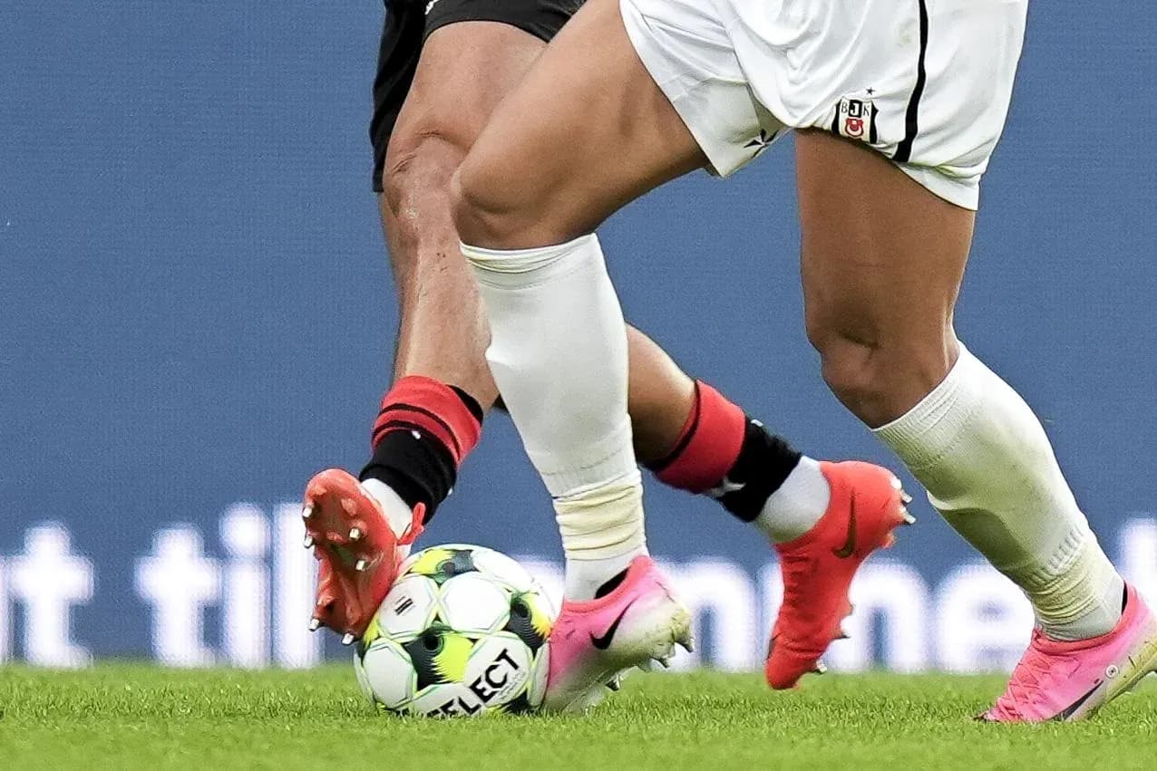 Deux joueurs en compétition pour le ballon Deux joueurs en compétition pour le ballon