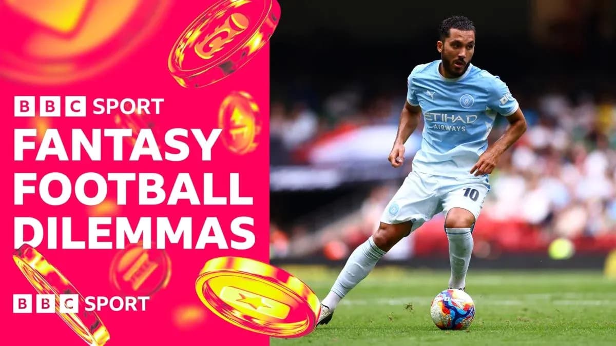 Joueur en maillot bleu dribblant sur le terrain Joueur en maillot bleu dribblant sur le terrain