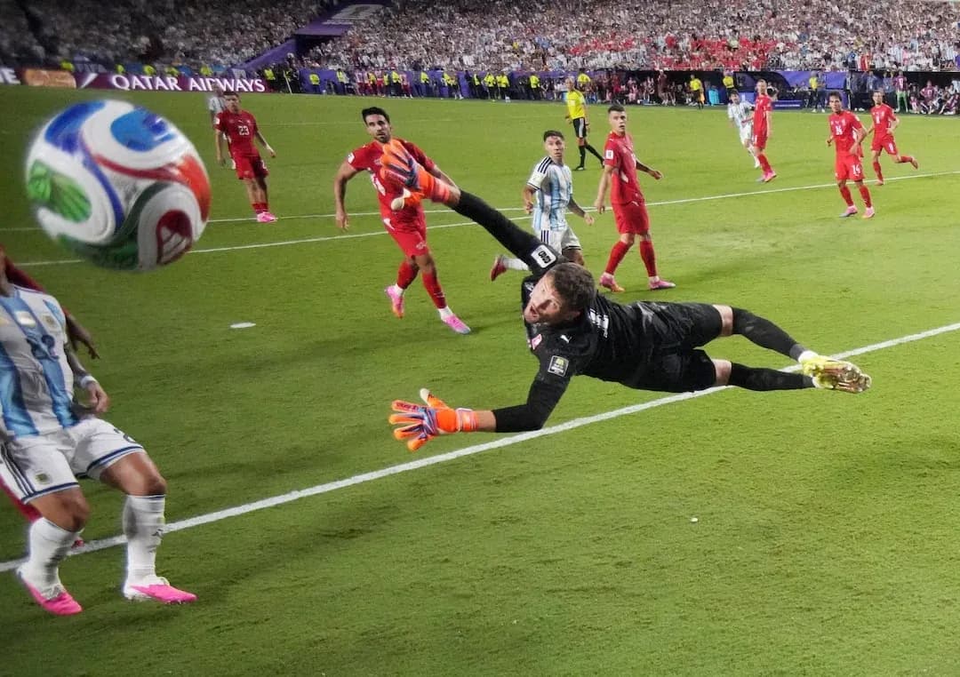 Un gardien plongeant pour arrêter le ballon Un gardien plongeant pour arrêter le ballon