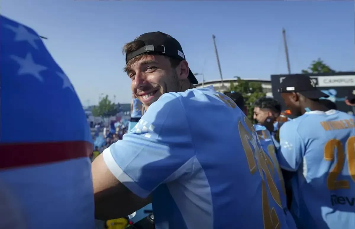 Joueur souriant lors d'un événement en extérieur Joueur souriant lors d'un événement en extérieur