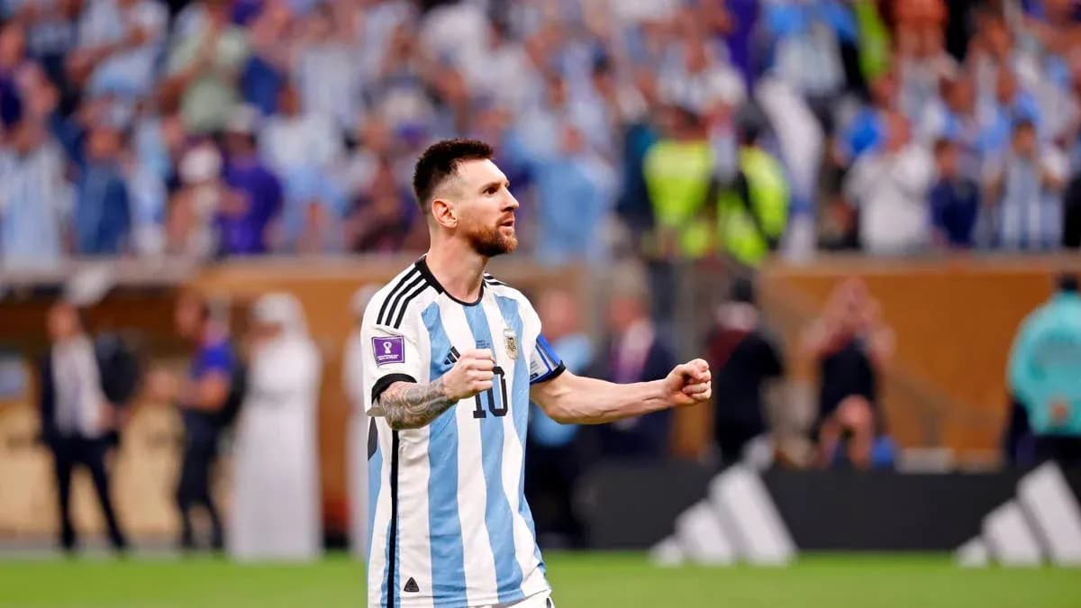 Lionel Messi célébrant devant des supporters argentins Lionel Messi célébrant devant des supporters argentins