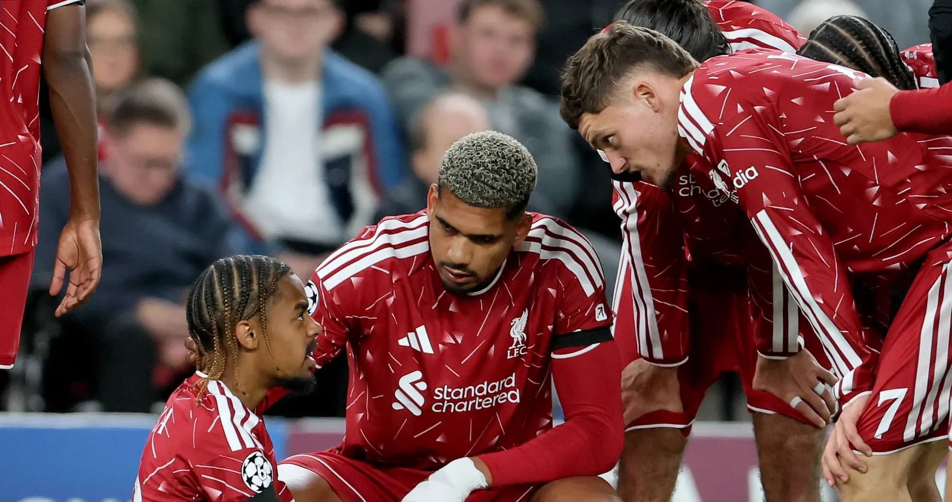 Joueurs de Liverpool en discussion sur le terrain Joueurs de Liverpool en discussion sur le terrain