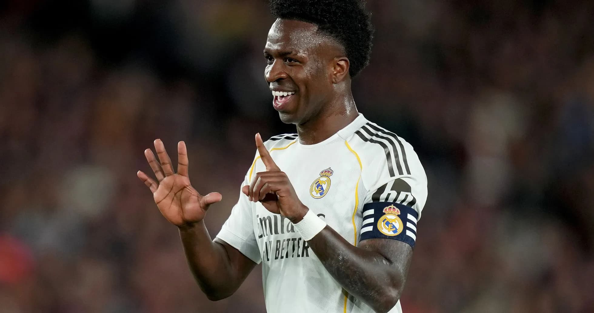 Joueur du Real Madrid célébrant un but sur le terrain Joueur du Real Madrid célébrant un but sur le terrain