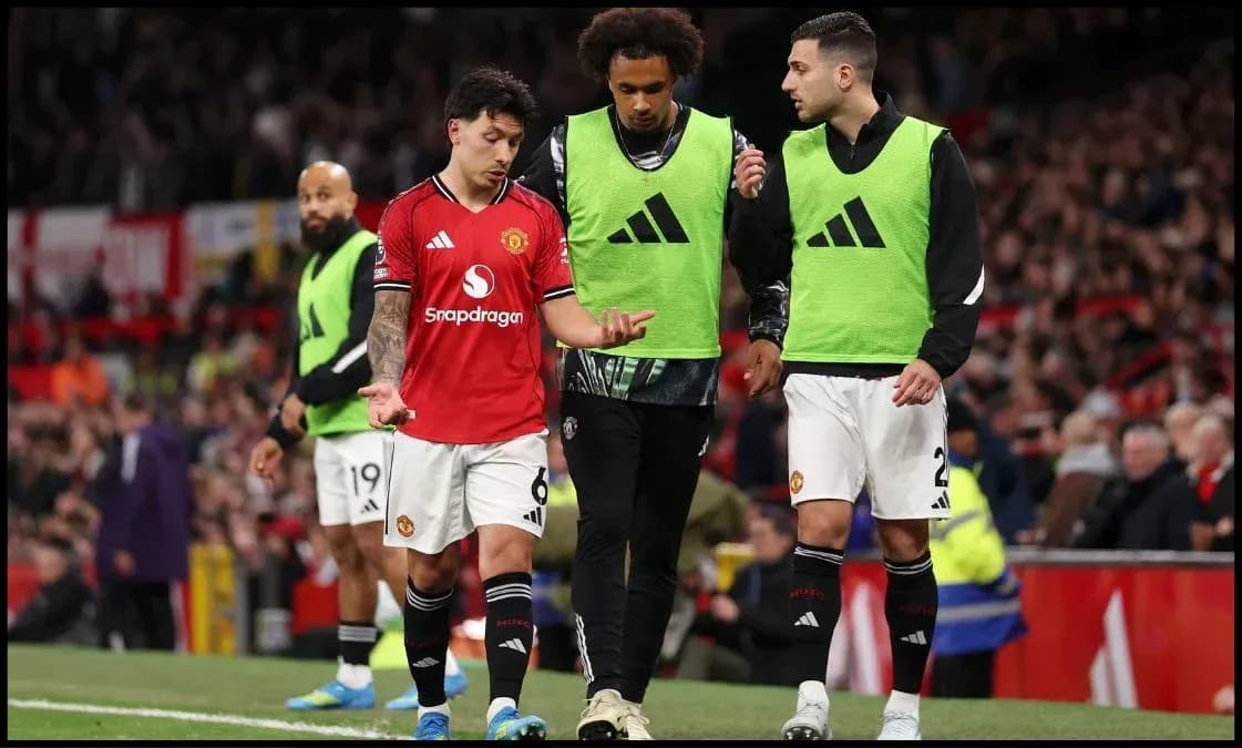 Joueurs de Manchester United discutant sur le terrain Joueurs de Manchester United discutant sur le terrain