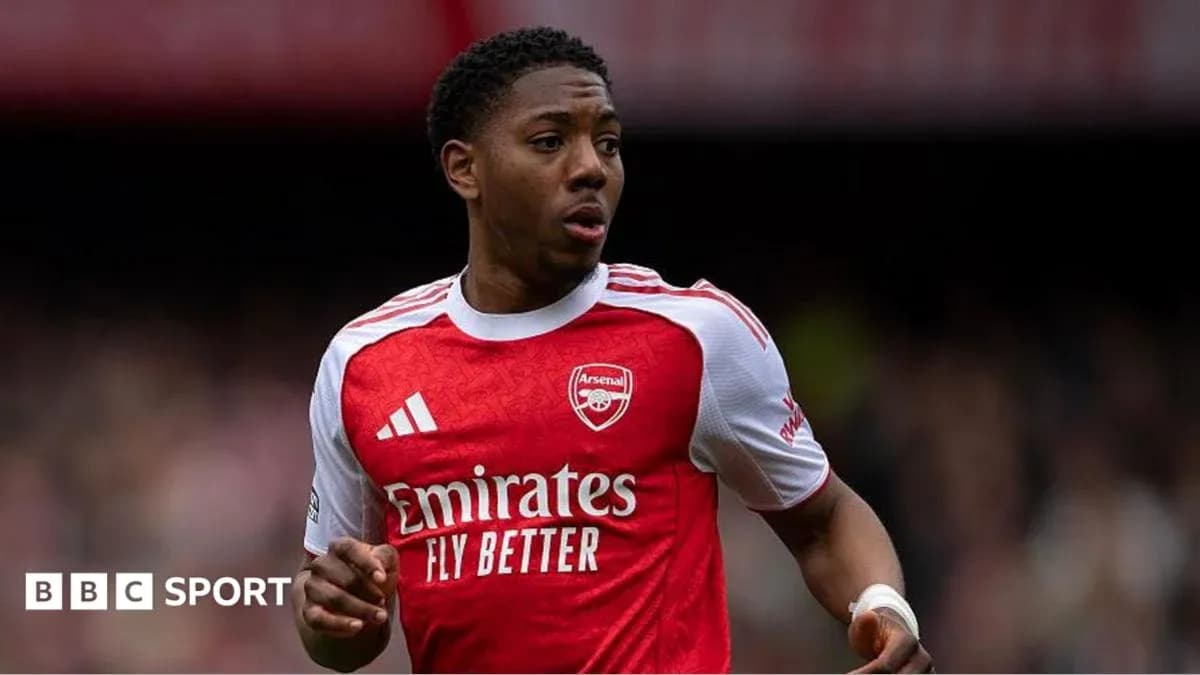 Joueur d'Arsenal en action sur le terrain Joueur d'Arsenal en action sur le terrain