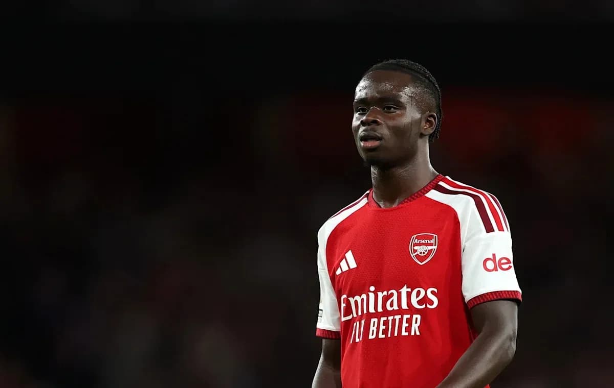 Joueur d'Arsenal portant le maillot rouge sur le terrain Joueur d'Arsenal portant le maillot rouge sur le terrain