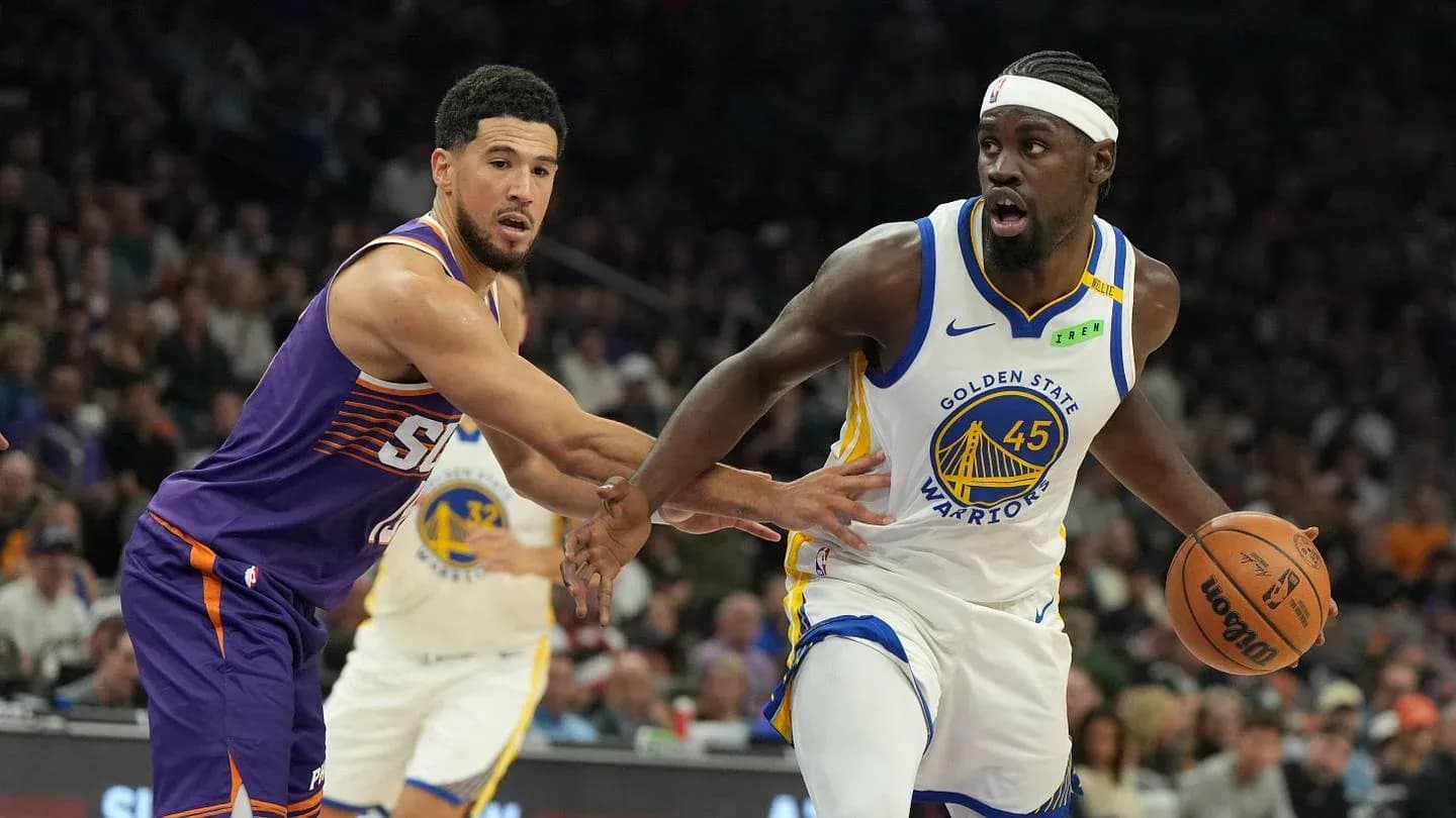 Joueur des Golden State Warriors dribblant le ballon Joueur des Golden State Warriors dribblant le ballon