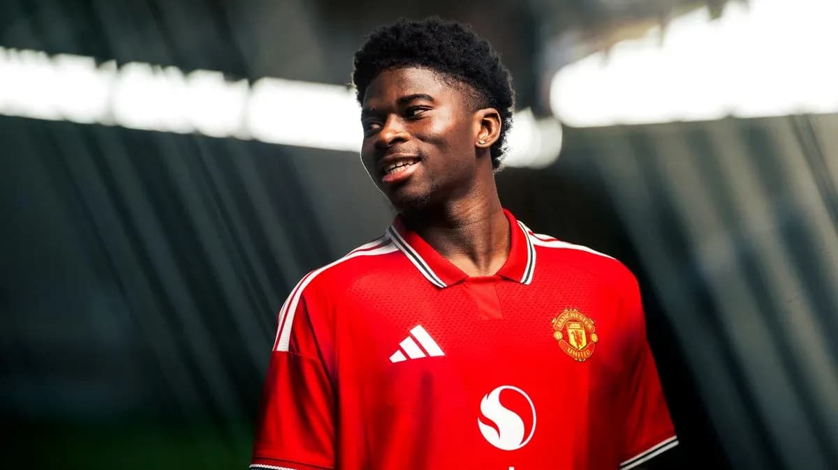 Joueur portant le maillot de Manchester United Joueur portant le maillot de Manchester United