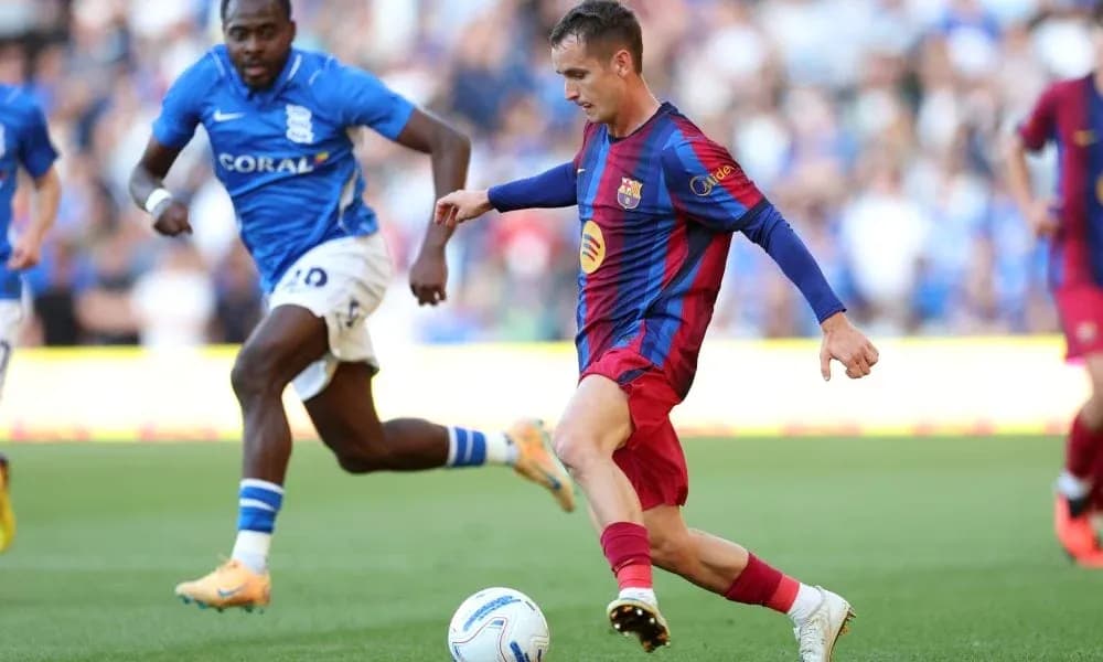 Joueur de Barcelone dribblant un adversaire de Birmingham Joueur de Barcelone dribblant un adversaire de Birmingham