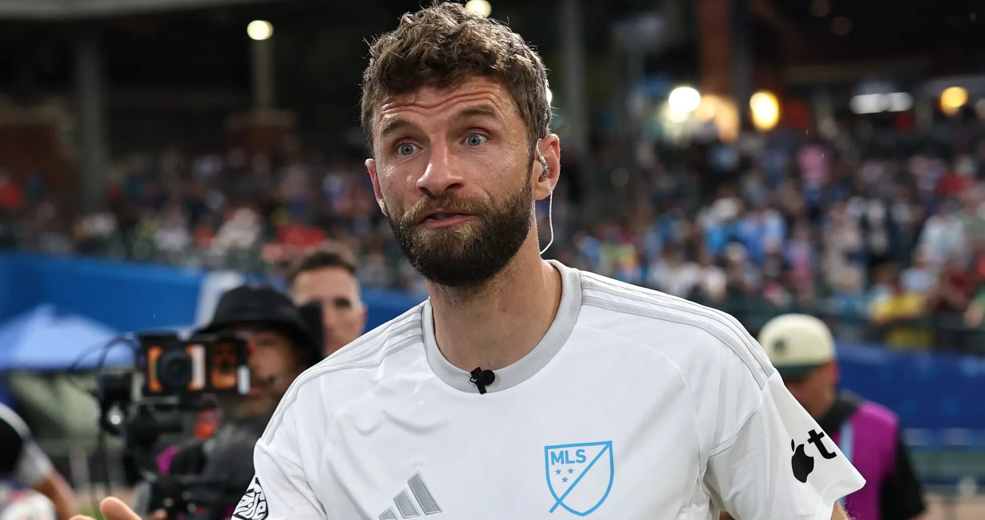 Arbitre en uniforme MLS sur le terrain Arbitre en uniforme MLS sur le terrain