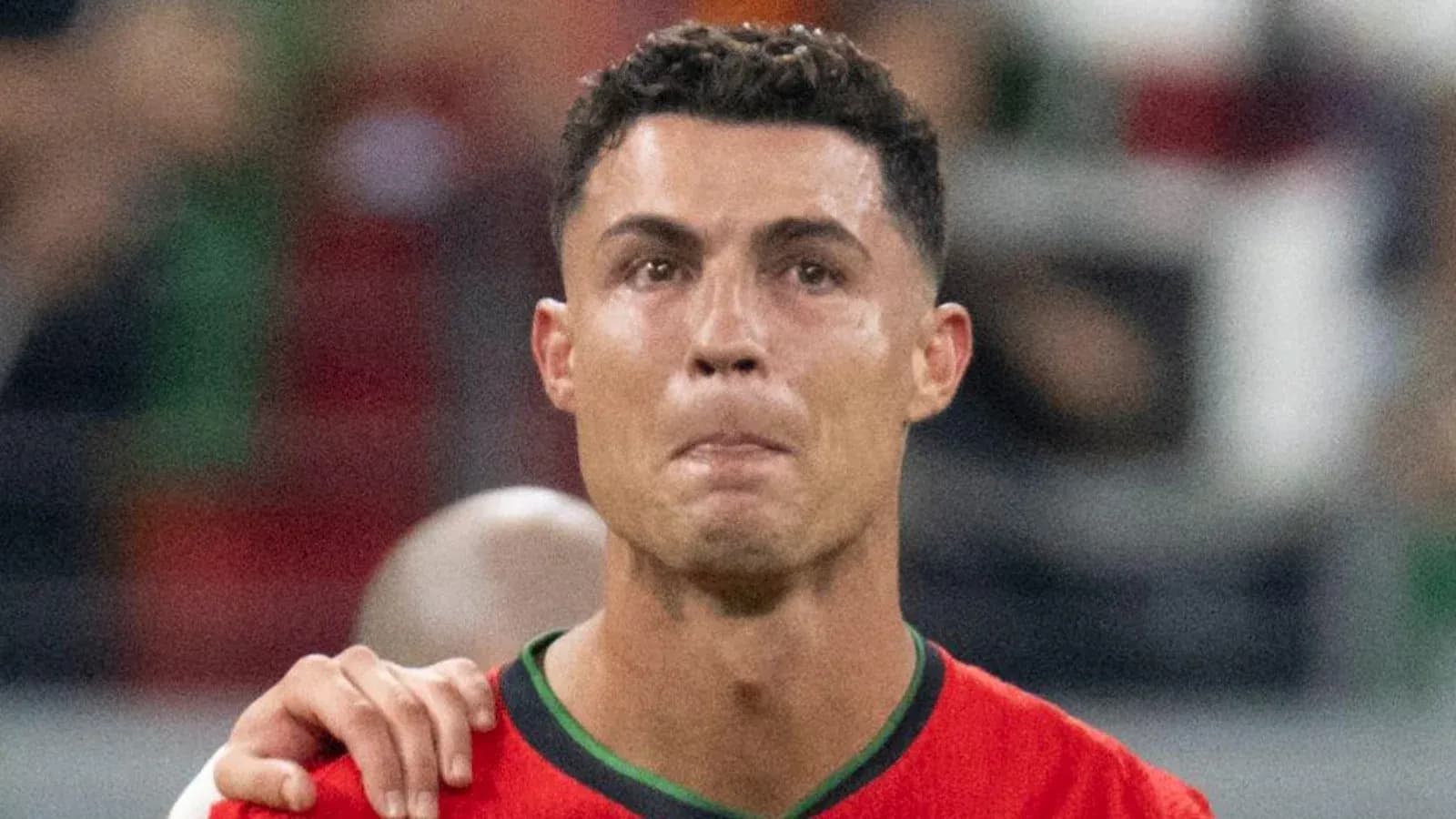 Joueur en maillot rouge avec larmes sur le visage Joueur en maillot rouge avec larmes sur le visage