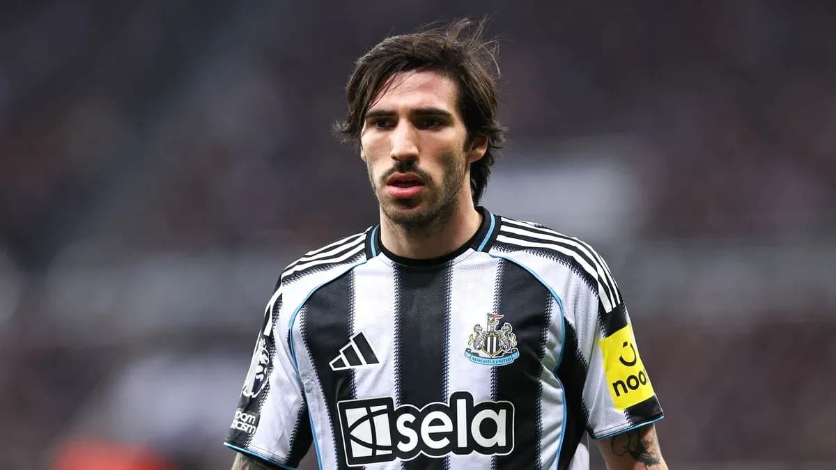 Joueur de Newcastle en uniforme avec brassard de capitaine Joueur de Newcastle en uniforme avec brassard de capitaine