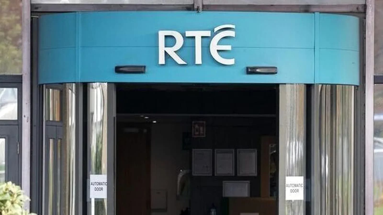 Entrée du bâtiment RTÉ avec porte automatique Entrée du bâtiment RTÉ avec porte automatique