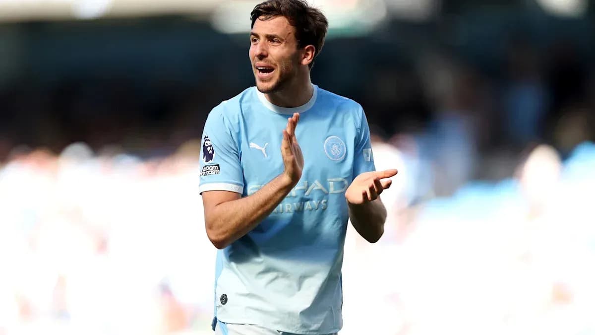 Joueur de Manchester City applaudissant sur le terrain Joueur de Manchester City applaudissant sur le terrain