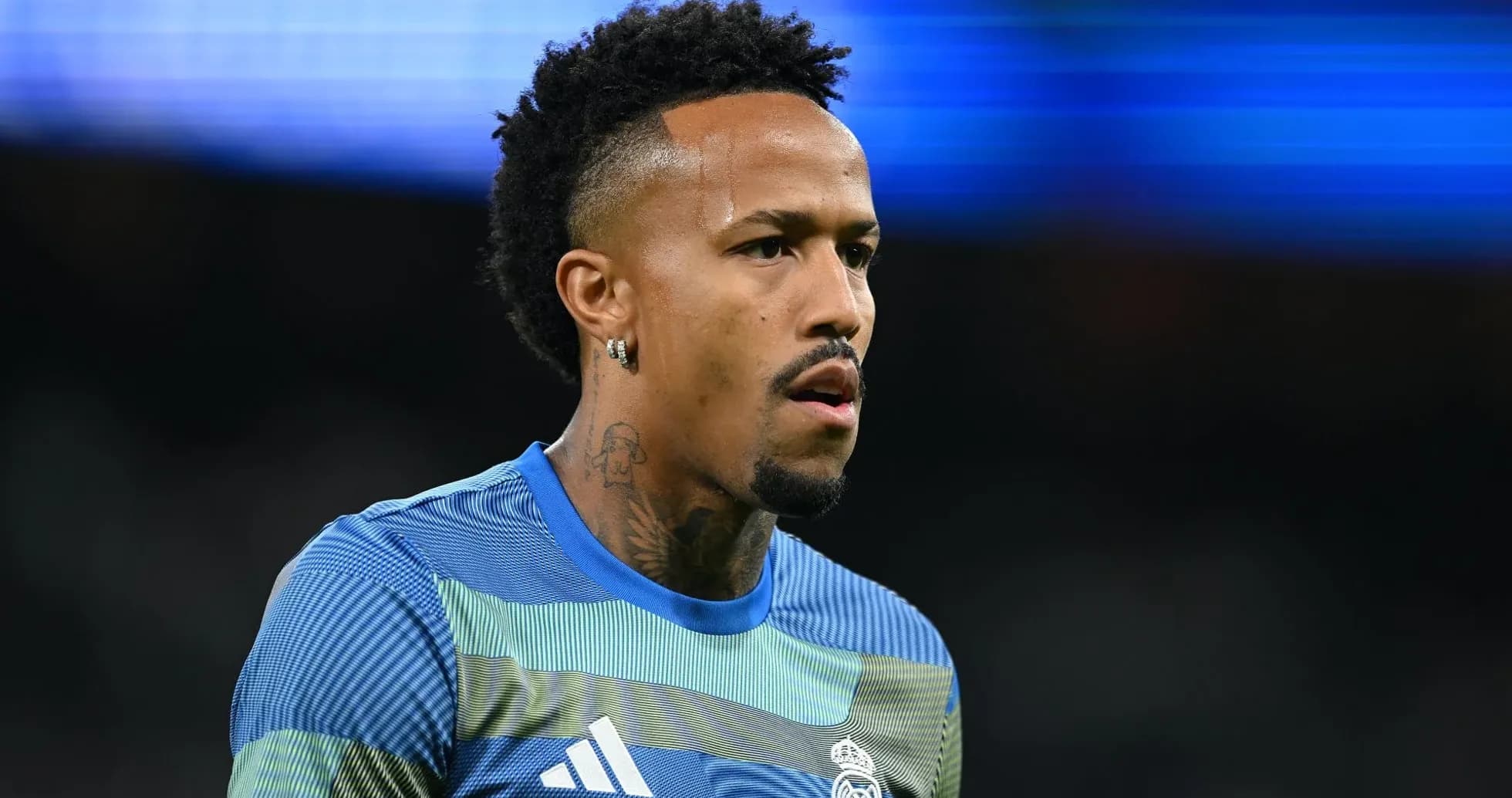 Joueur en maillot du Real Madrid sur le terrain Joueur en maillot du Real Madrid sur le terrain