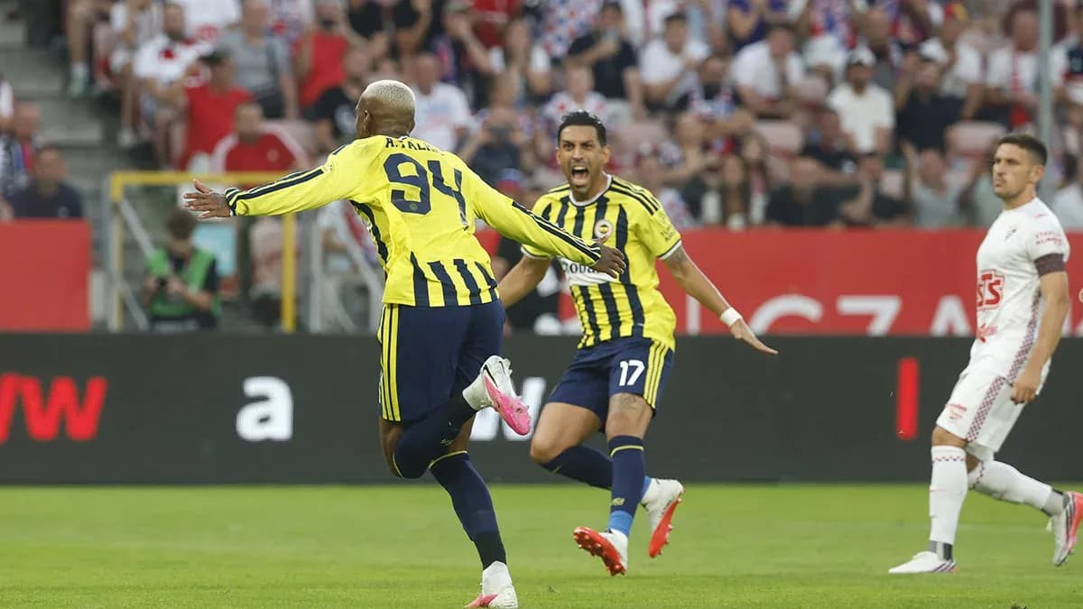 Joueurs de Fenerbahçe célébrant un but Joueurs de Fenerbahçe célébrant un but