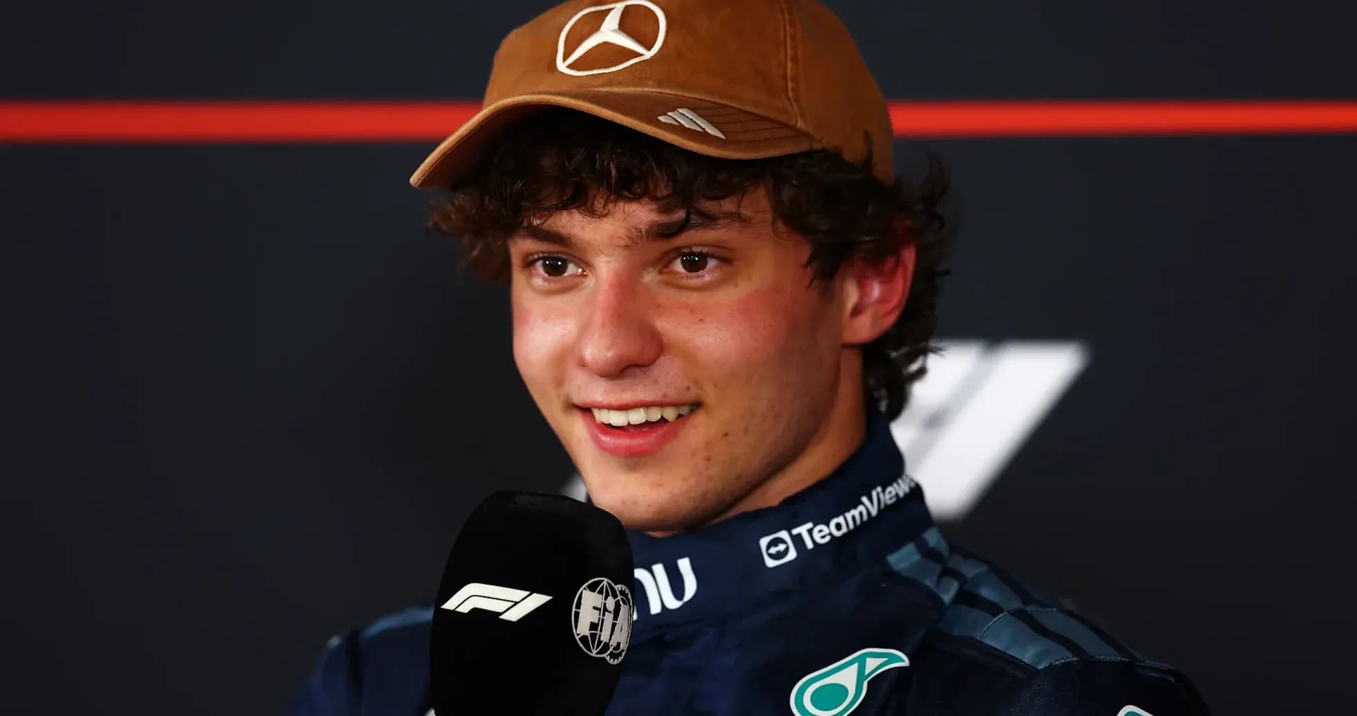 Pilote de Formule 1 souriant lors d'une interview Pilote de Formule 1 souriant lors d'une interview