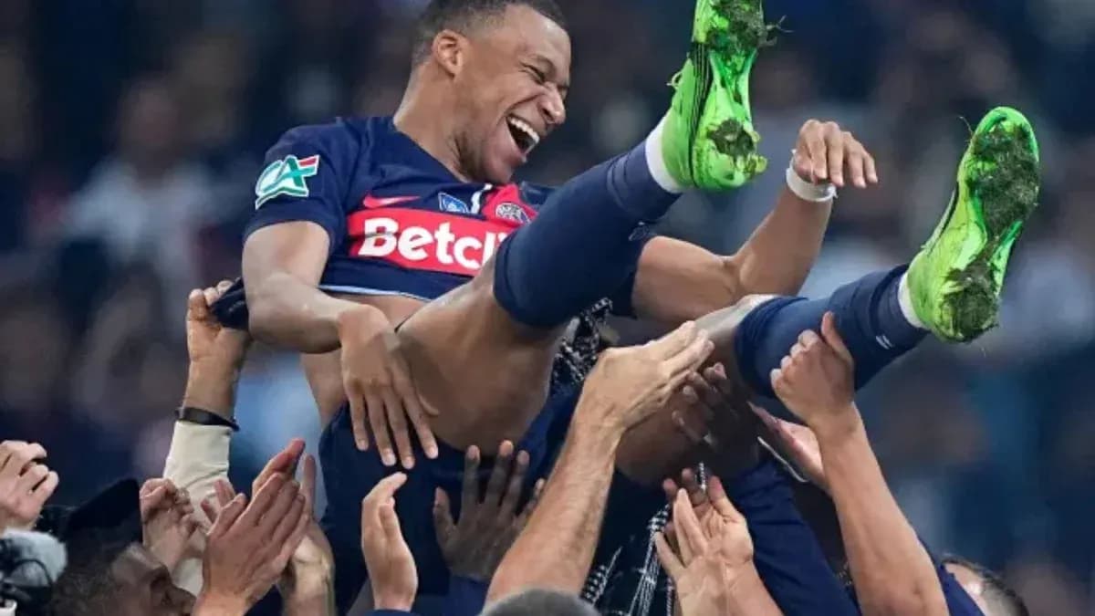 Joueur célébrant avec des supporters après un match Joueur célébrant avec des supporters après un match