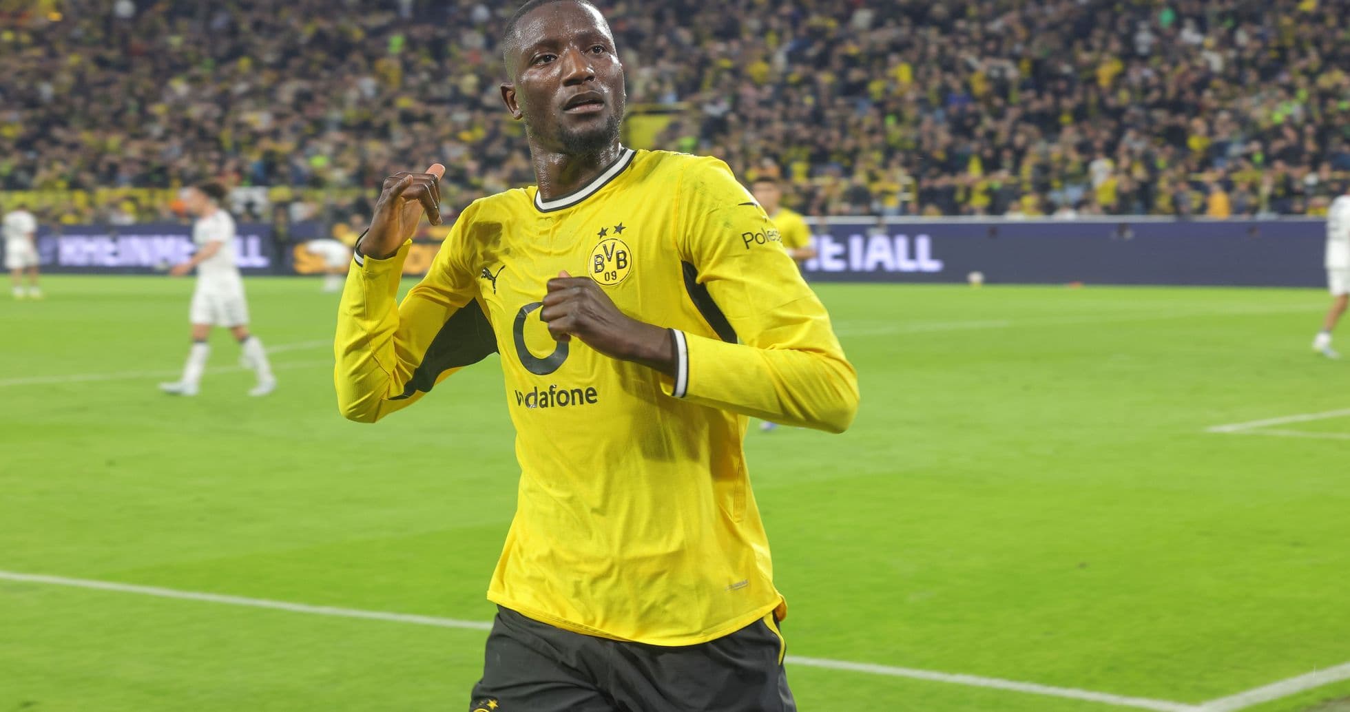 Joueur de Borussia Dortmund célébrant un but Joueur de Borussia Dortmund célébrant un but