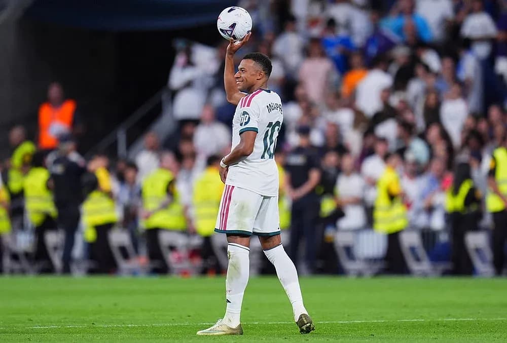 Kylian Mbappé célébrant avec le ballon Kylian Mbappé célébrant avec le ballon