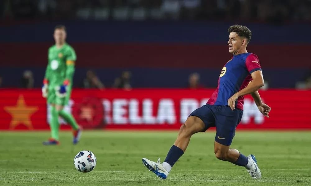 Joueur du FC Barcelone tirant le ballon lors du match Joueur du FC Barcelone tirant le ballon lors du match