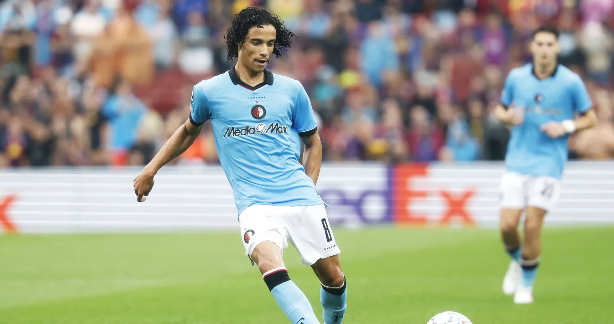 Joueur de football en action sur le terrain Joueur de football en action sur le terrain