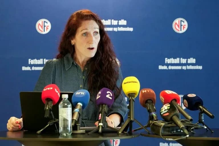Femme parlant lors d'une conférence de presse Femme parlant lors d'une conférence de presse